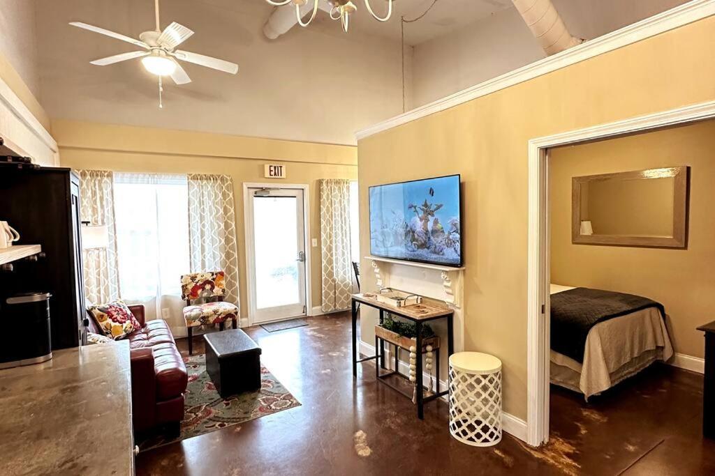 Haven At Hazel~Downtown Bungalow Demorest Exterior photo