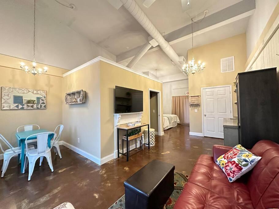 Haven At Hazel~Downtown Bungalow Demorest Exterior photo